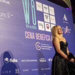 Pilar Jurado saluda al público en una actuación