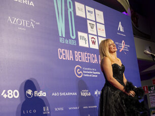 Pilar Jurado saluda al público en una actuación